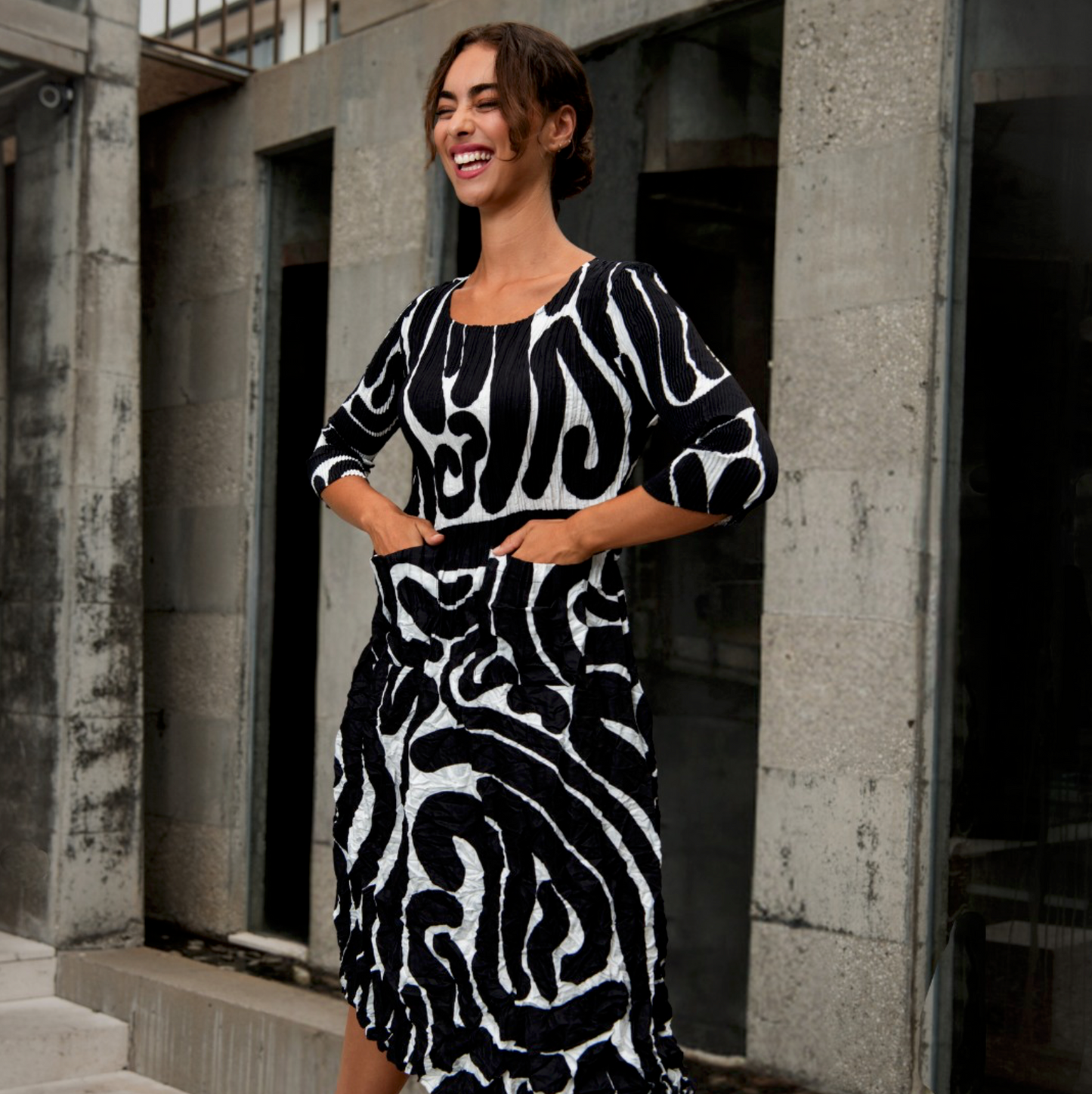 Mode Alquema Plissé Kleid - Black and White Scribble