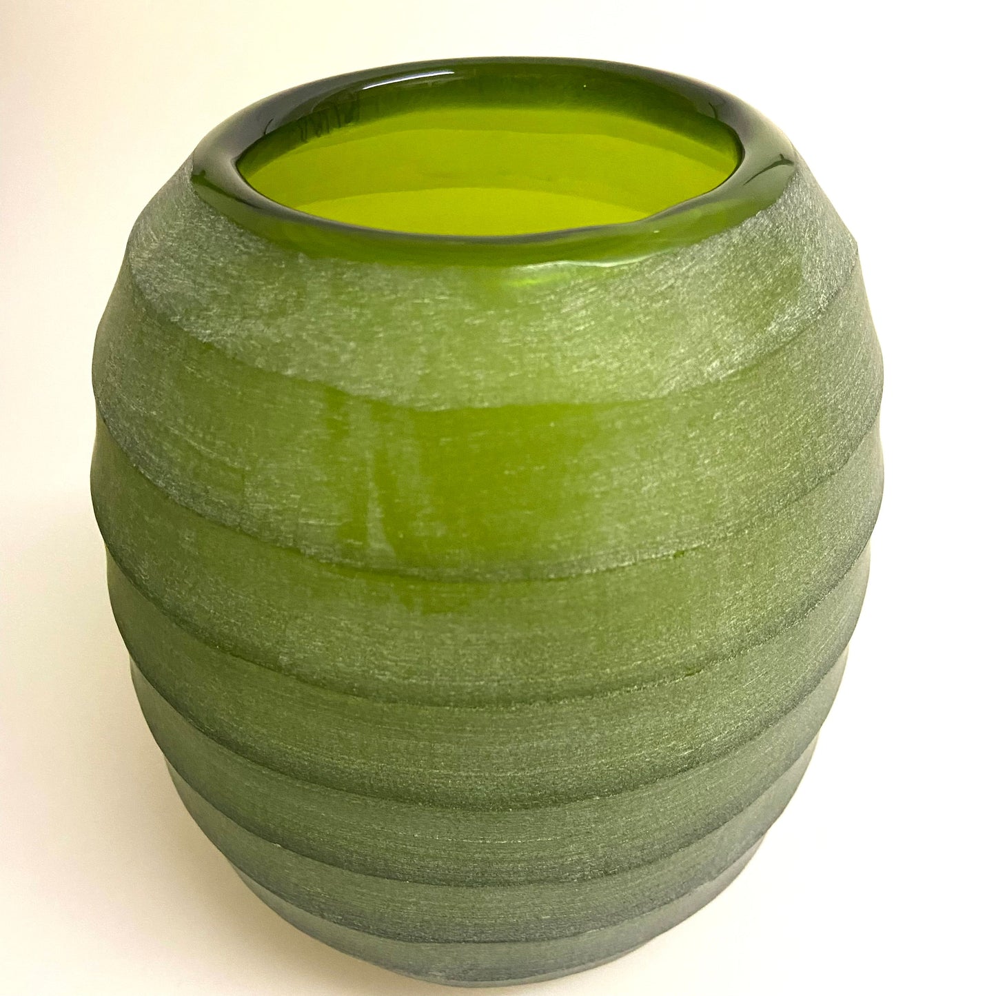 GUAXS Vase | BELLY L in grün | Glas, mundgeblasen und von Hand geschliffen