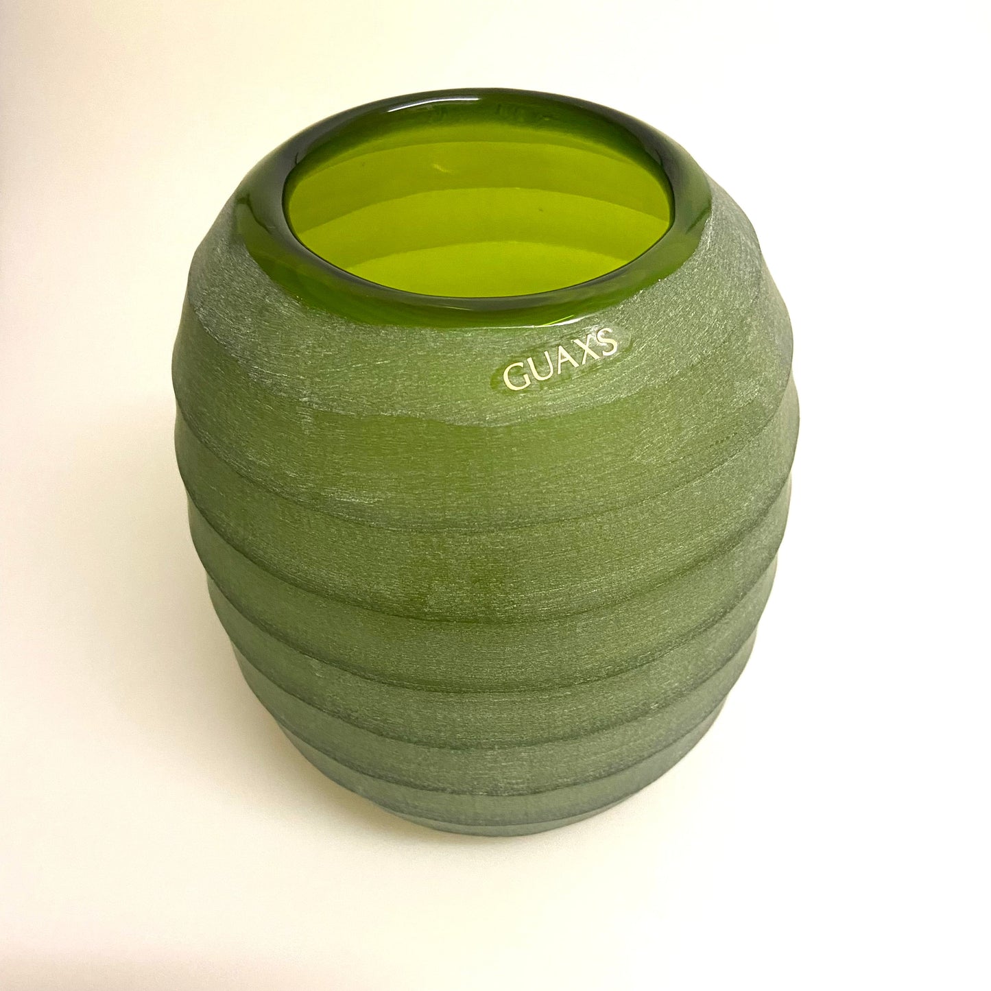 GUAXS Vase | BELLY L in grün | Glas, mundgeblasen und von Hand geschliffen