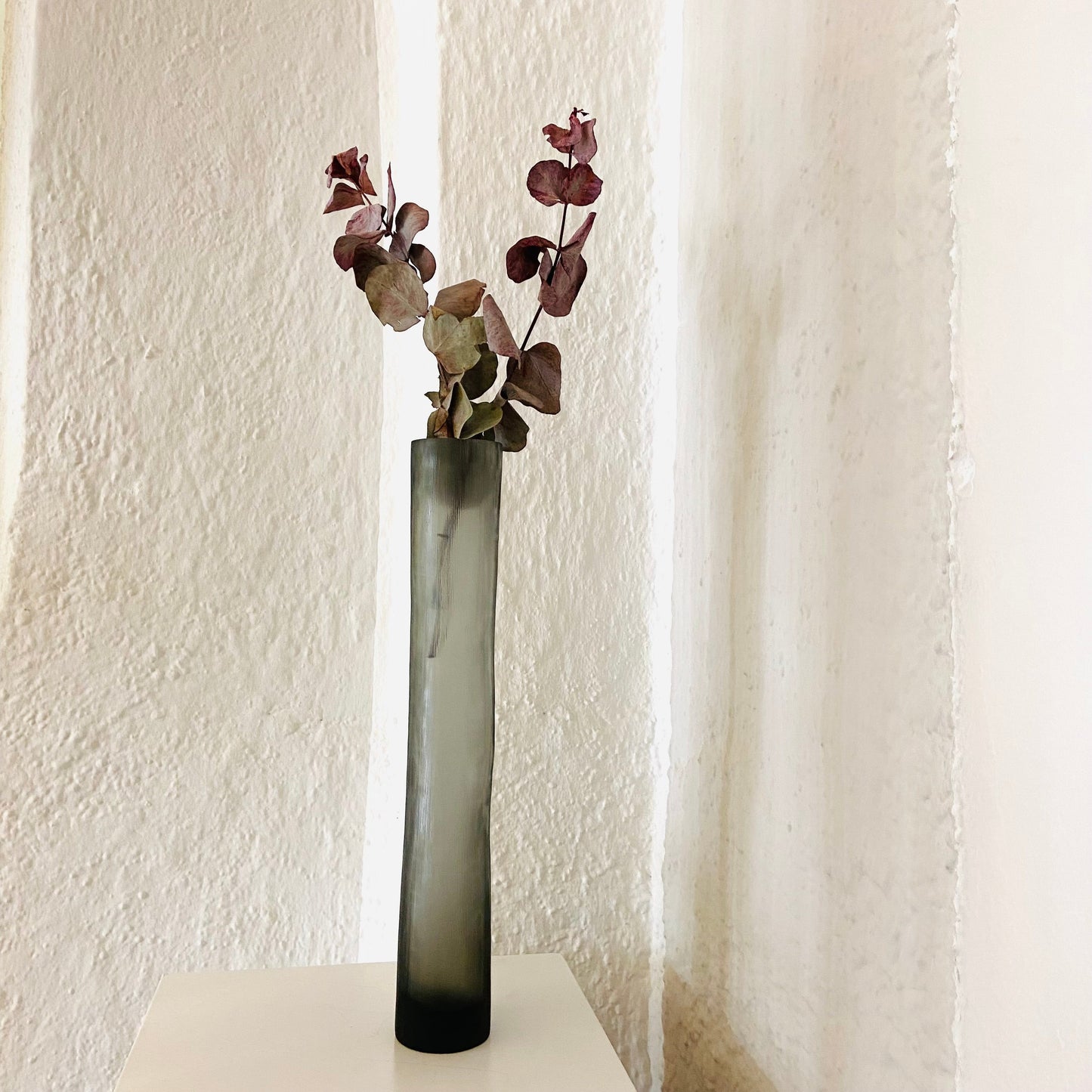 GUAXS Vase | TUBE TALL - hellgrau | Glas, mundgeblasen und von Hand geschliffen