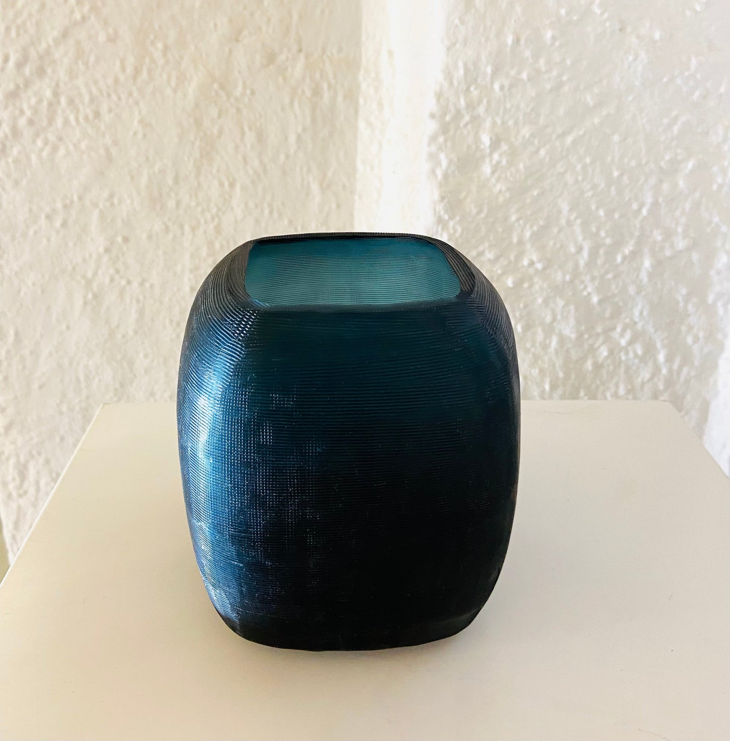 GUAXS Vase | YAVA dark indigo | Glas, mundgeblasen und von Hand geschliffen