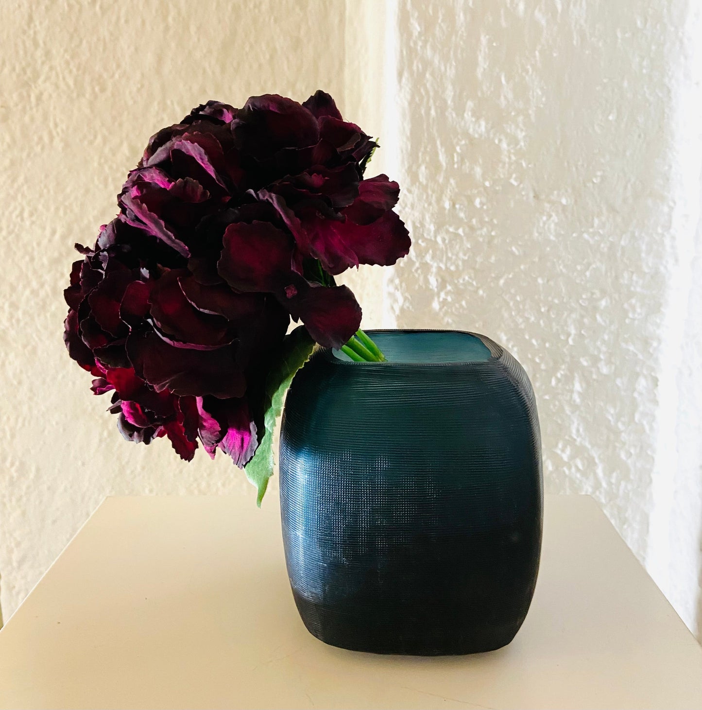 GUAXS Vase | YAVA dark indigo | Glas, mundgeblasen und von Hand geschliffen