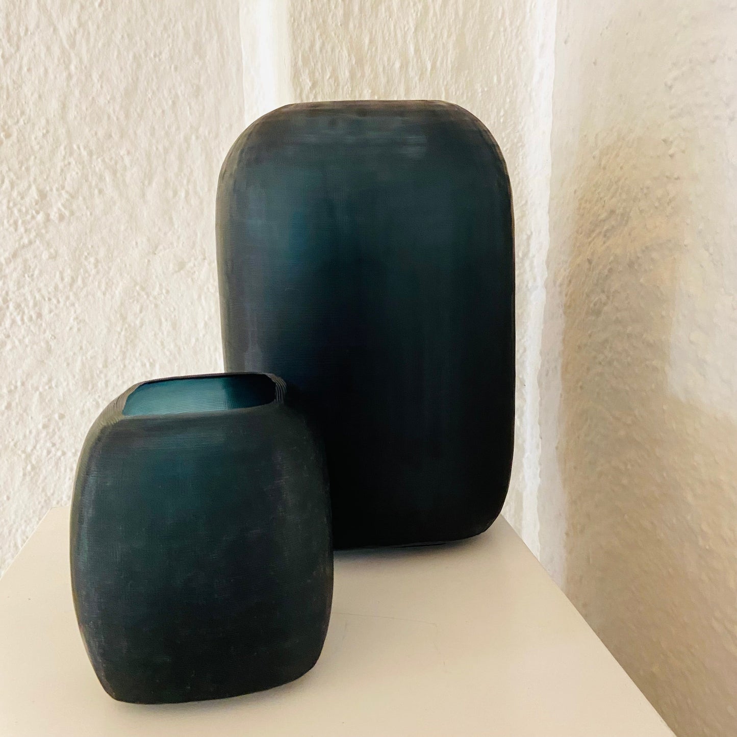 GUAXS Vase | YAVA dark indigo | Glas, mundgeblasen und von Hand geschliffen