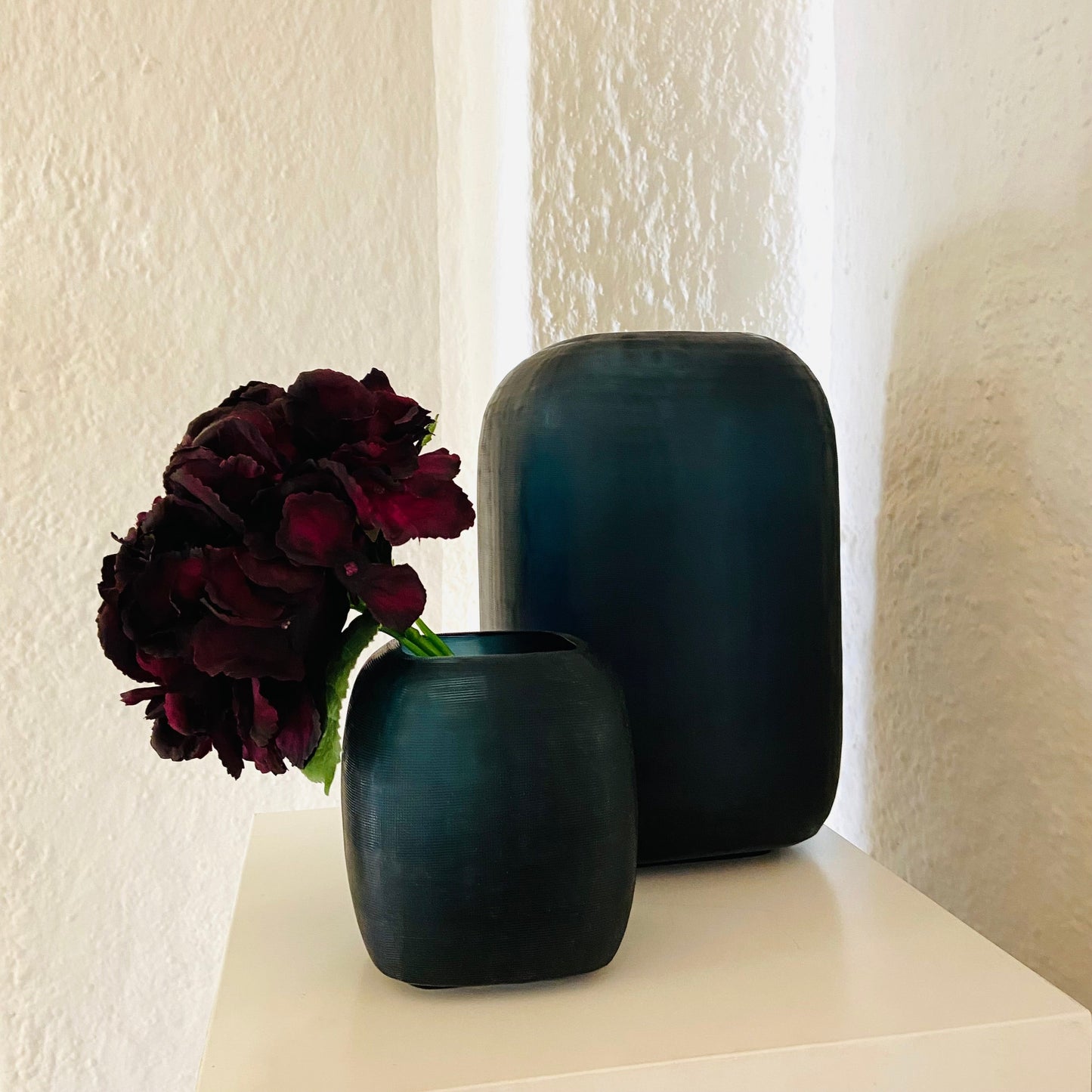 GUAXS Vase | YAVA dark indigo | Glas, mundgeblasen und von Hand geschliffen