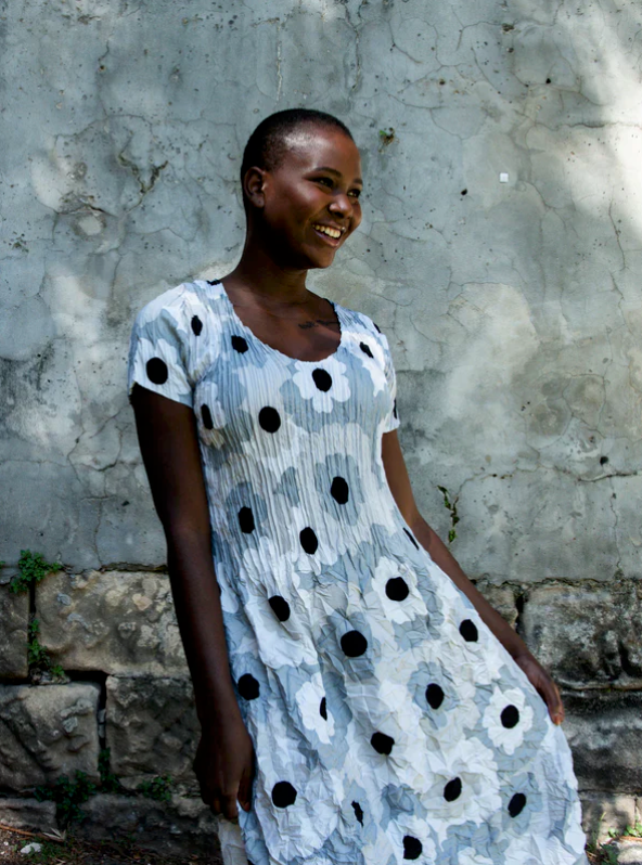 Mode Alquema Plissé Kleid - SILVER FLOWER SPOT