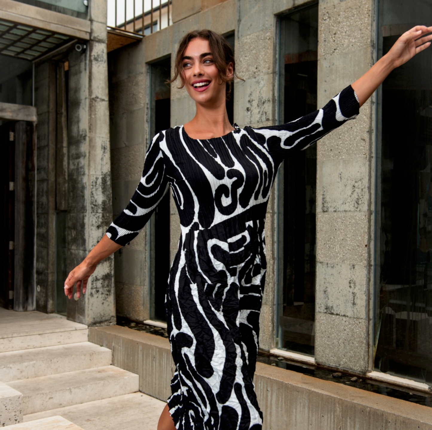 Mode Alquema Plissé Kleid - Black and White Scribble