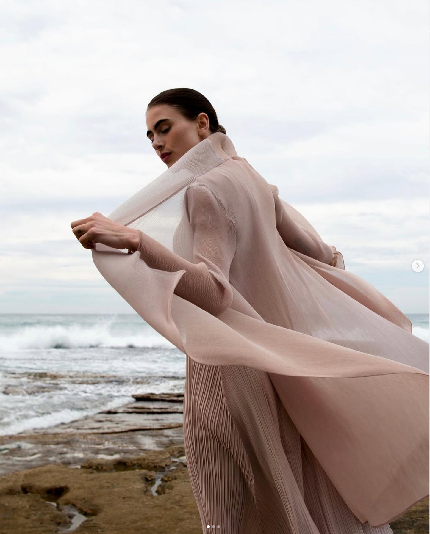 Mode Alquema Plissé Kleid - MOONSTONE TO ARCTIC ICE