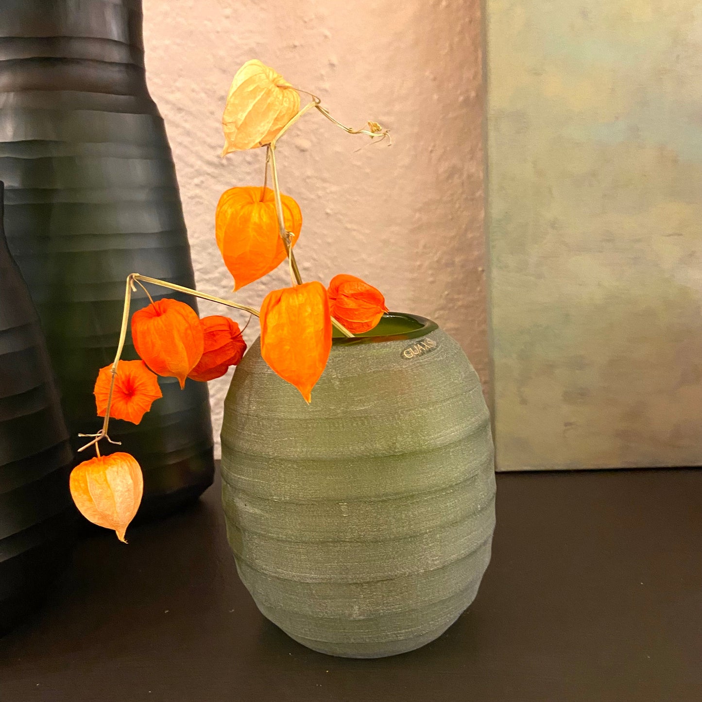 GUAXS  Vase  | BELLY L in grün | Glas, mundgeblasen und von Hand geschliffen