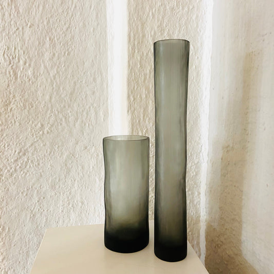 GUAXS  Vase  | TUBE S - hellgrau | Glas, mundgeblasen und von Hand geschliffen