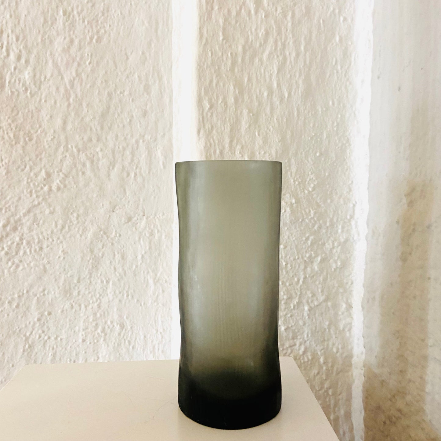 GUAXS  Vase  | TUBE S - hellgrau | Glas, mundgeblasen und von Hand geschliffen